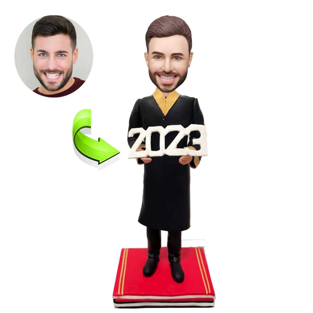 Graduation custom bobblehead of Graduation 4 in cap and gown, a memorable keepsake for graduation celebrations
